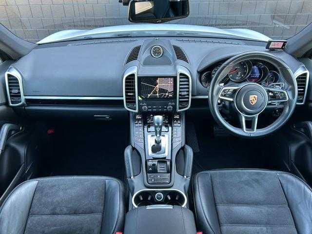 ポルシェ カイエン プラチナエディション 埼玉県 2017(平29)年 3.9万km キャララホワイトメタリック スポクロ　/ＢＯＳＥサウンドシステム　/ターボ/純正２１インチＡＷ　/黒半革シート　/純正HDDナビ　/バックカメラ　/シートヒーター　/パワーシート　　/パワーバックドア　/ドライブレコーダー　/HIDオートライト　/ＥＴＣ