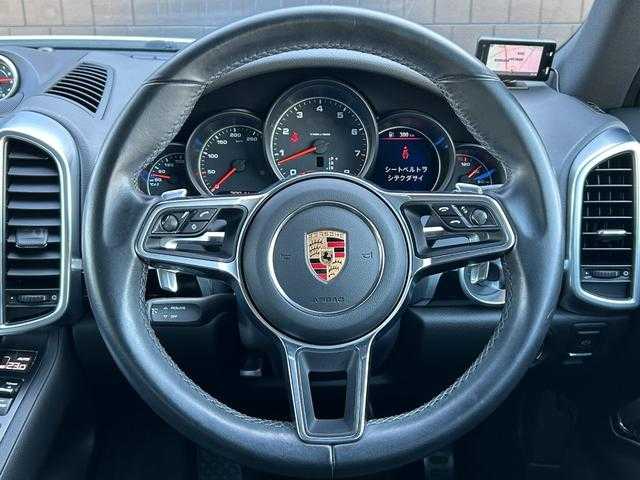 ポルシェ カイエン プラチナエディション 埼玉県 2017(平29)年 3.9万km キャララホワイトメタリック スポクロ　/ＢＯＳＥサウンドシステム　/ターボ/純正２１インチＡＷ　/黒半革シート　/純正HDDナビ　/バックカメラ　/シートヒーター　/パワーシート　　/パワーバックドア　/ドライブレコーダー　/HIDオートライト　/ＥＴＣ