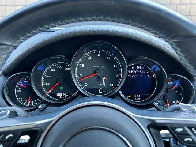 ポルシェ カイエン プラチナエディション 埼玉県 2017(平29)年 3.9万km キャララホワイトメタリック スポクロ　/ＢＯＳＥサウンドシステム　/ターボ/純正２１インチＡＷ　/黒半革シート　/純正HDDナビ　/バックカメラ　/シートヒーター　/パワーシート　　/パワーバックドア　/ドライブレコーダー　/HIDオートライト　/ＥＴＣ