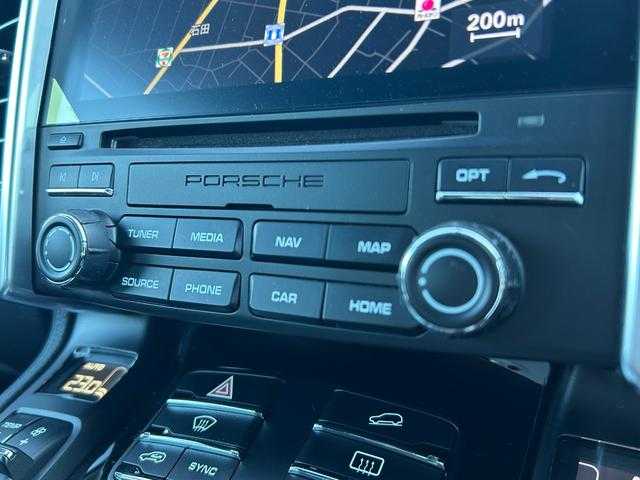 ポルシェ カイエン プラチナエディション 埼玉県 2017(平29)年 3.9万km キャララホワイトメタリック スポクロ　/ＢＯＳＥサウンドシステム　/ターボ/純正２１インチＡＷ　/黒半革シート　/純正HDDナビ　/バックカメラ　/シートヒーター　/パワーシート　　/パワーバックドア　/ドライブレコーダー　/HIDオートライト　/ＥＴＣ