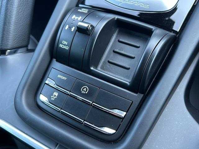 ポルシェ カイエン プラチナエディション 埼玉県 2017(平29)年 3.9万km キャララホワイトメタリック スポクロ　/ＢＯＳＥサウンドシステム　/ターボ/純正２１インチＡＷ　/黒半革シート　/純正HDDナビ　/バックカメラ　/シートヒーター　/パワーシート　　/パワーバックドア　/ドライブレコーダー　/HIDオートライト　/ＥＴＣ