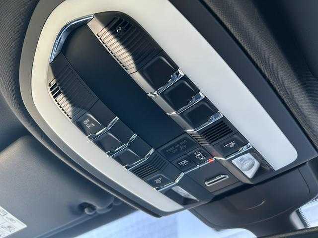 ポルシェ カイエン プラチナエディション 埼玉県 2017(平29)年 3.9万km キャララホワイトメタリック スポクロ　/ＢＯＳＥサウンドシステム　/ターボ/純正２１インチＡＷ　/黒半革シート　/純正HDDナビ　/バックカメラ　/シートヒーター　/パワーシート　　/パワーバックドア　/ドライブレコーダー　/HIDオートライト　/ＥＴＣ