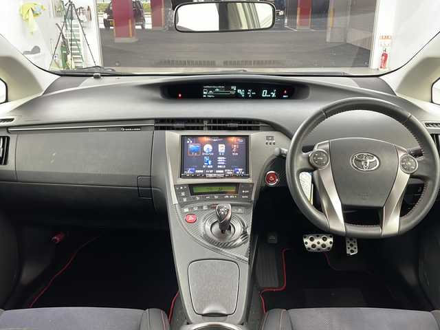 トヨタ プリウス S ツーリングセレ G’s 愛知県 2015(平27)年 2万km ホワイトパールクリスタルシャイン アルパイン8インチナビ/・(CD/DVD/フルセグ/BT)/バックカメラ/ドライブレコーダー/ビルトインETC/純正18インチAW/LEDヘッドライト/オートライト/革巻きステアリング/ステアリングスイッチ/電格ミラー/スマートキー＆プッシュスタート