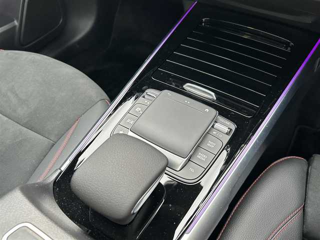メルセデス・ベンツ Ｍ・ベンツ ＧＬＢ１８０ AMGライン 栃木県 2022(令4)年 0.3万km ポーラホワイト ワンオーナー/AMGライン/サンルーフ/サイドステップ/純正ナビ（BT/USB/フルセグTV）/＜安全装備＞/　・アクティブステアリングアシスト/　・道路標識アシスト/　・アクティブブレーキアシスト/　・アテンションアシスト/レーダークルーズコントロール/キーアンサーバック/車速感応ドアロック機能/オートリトラクタブルミラー/アンビエントライト/インテリジェントライトシステム/コーナーセンサー/シートヒーター/パドルシフト/電動バックドア/全方位カメラ/ETC2.0/保証書/取扱説明書/スペアキー