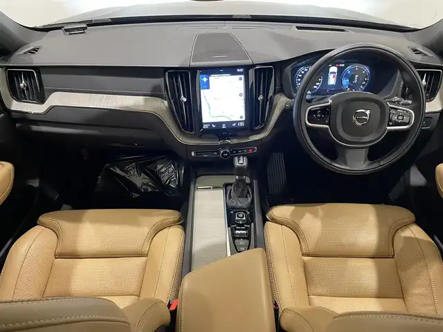 ボルボ ＸＣ６０ D4 AWD インスクリプション 熊本県 2020(令2)年 6.6万km グレー ・ワンオーナー/・スマートキー/・パノラマサンルーフ/・プッシュスタート/・CitySafety/・レーンキープエイド/・ドライバーアラート/・ロードサインインフォメーション/・ハイビームアシスト/・車間警告/・アクティブ・ペンディング・ライト/・ブラインドスポットモニター/・パーキングアシスト/・クロストラフィックアラート/・衝突回避/・クルーズコントロール(追従式)/・茶革シート/・前席パワーシート /・全席シートヒーター /・前席エアシート /・ハンドルヒーター /・純正メモリナビ/　【CD・BT・USB・AppleCarPlay・AndroidAuto】/・harman/kardonサウンドシステム/・フルセグTV/・全方位カメラ/・ETC/・ヘッドアップディスプレイ/・ドライブレコーダー(前後録画)/・パワーバックドア/・エアサスペンション/・LEDヘッドランプ/・LEDフォグランプ/・純正マット/・保証書/取説