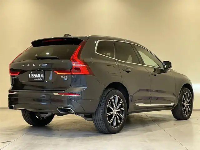 ボルボ ＸＣ６０ D4 AWD インスクリプション 熊本県 2020(令2)年 6.6万km グレー ・ワンオーナー/・スマートキー/・パノラマサンルーフ/・プッシュスタート/・CitySafety/・レーンキープエイド/・ドライバーアラート/・ロードサインインフォメーション/・ハイビームアシスト/・車間警告/・アクティブ・ペンディング・ライト/・ブラインドスポットモニター/・パーキングアシスト/・クロストラフィックアラート/・衝突回避/・クルーズコントロール(追従式)/・茶革シート/・前席パワーシート /・全席シートヒーター /・前席エアシート /・ハンドルヒーター /・純正メモリナビ/　【CD・BT・USB・AppleCarPlay・AndroidAuto】/・harman/kardonサウンドシステム/・フルセグTV/・全方位カメラ/・ETC/・ヘッドアップディスプレイ/・ドライブレコーダー(前後録画)/・パワーバックドア/・エアサスペンション/・LEDヘッドランプ/・LEDフォグランプ/・純正マット/・保証書/取説
