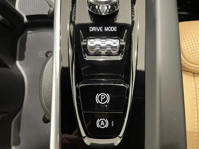 ボルボ ＸＣ６０ D4 AWD インスクリプション 熊本県 2020(令2)年 6.6万km グレー ・ワンオーナー/・スマートキー/・パノラマサンルーフ/・プッシュスタート/・CitySafety/・レーンキープエイド/・ドライバーアラート/・ロードサインインフォメーション/・ハイビームアシスト/・車間警告/・アクティブ・ペンディング・ライト/・ブラインドスポットモニター/・パーキングアシスト/・クロストラフィックアラート/・衝突回避/・クルーズコントロール(追従式)/・茶革シート/・前席パワーシート /・全席シートヒーター /・前席エアシート /・ハンドルヒーター /・純正メモリナビ/　【CD・BT・USB・AppleCarPlay・AndroidAuto】/・harman/kardonサウンドシステム/・フルセグTV/・全方位カメラ/・ETC/・ヘッドアップディスプレイ/・ドライブレコーダー(前後録画)/・パワーバックドア/・エアサスペンション/・LEDヘッドランプ/・LEDフォグランプ/・純正マット/・保証書/取説
