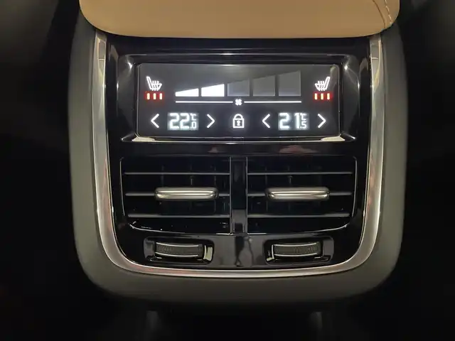 ボルボ ＸＣ６０ D4 AWD インスクリプション 熊本県 2020(令2)年 6.6万km グレー ・ワンオーナー/・スマートキー/・パノラマサンルーフ/・プッシュスタート/・CitySafety/・レーンキープエイド/・ドライバーアラート/・ロードサインインフォメーション/・ハイビームアシスト/・車間警告/・アクティブ・ペンディング・ライト/・ブラインドスポットモニター/・パーキングアシスト/・クロストラフィックアラート/・衝突回避/・クルーズコントロール(追従式)/・茶革シート/・前席パワーシート /・全席シートヒーター /・前席エアシート /・ハンドルヒーター /・純正メモリナビ/　【CD・BT・USB・AppleCarPlay・AndroidAuto】/・harman/kardonサウンドシステム/・フルセグTV/・全方位カメラ/・ETC/・ヘッドアップディスプレイ/・ドライブレコーダー(前後録画)/・パワーバックドア/・エアサスペンション/・LEDヘッドランプ/・LEDフォグランプ/・純正マット/・保証書/取説