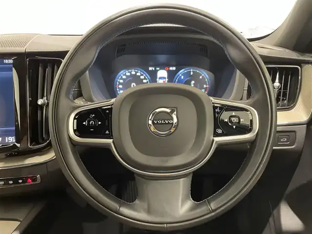 ボルボ ＸＣ６０ D4 AWD インスクリプション 熊本県 2020(令2)年 6.6万km グレー ・ワンオーナー/・スマートキー/・パノラマサンルーフ/・プッシュスタート/・CitySafety/・レーンキープエイド/・ドライバーアラート/・ロードサインインフォメーション/・ハイビームアシスト/・車間警告/・アクティブ・ペンディング・ライト/・ブラインドスポットモニター/・パーキングアシスト/・クロストラフィックアラート/・衝突回避/・クルーズコントロール(追従式)/・茶革シート/・前席パワーシート /・全席シートヒーター /・前席エアシート /・ハンドルヒーター /・純正メモリナビ/　【CD・BT・USB・AppleCarPlay・AndroidAuto】/・harman/kardonサウンドシステム/・フルセグTV/・全方位カメラ/・ETC/・ヘッドアップディスプレイ/・ドライブレコーダー(前後録画)/・パワーバックドア/・エアサスペンション/・LEDヘッドランプ/・LEDフォグランプ/・純正マット/・保証書/取説