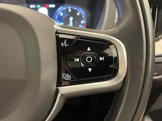 ボルボ ＸＣ６０ D4 AWD インスクリプション 熊本県 2020(令2)年 6.6万km グレー ・ワンオーナー/・スマートキー/・パノラマサンルーフ/・プッシュスタート/・CitySafety/・レーンキープエイド/・ドライバーアラート/・ロードサインインフォメーション/・ハイビームアシスト/・車間警告/・アクティブ・ペンディング・ライト/・ブラインドスポットモニター/・パーキングアシスト/・クロストラフィックアラート/・衝突回避/・クルーズコントロール(追従式)/・茶革シート/・前席パワーシート /・全席シートヒーター /・前席エアシート /・ハンドルヒーター /・純正メモリナビ/　【CD・BT・USB・AppleCarPlay・AndroidAuto】/・harman/kardonサウンドシステム/・フルセグTV/・全方位カメラ/・ETC/・ヘッドアップディスプレイ/・ドライブレコーダー(前後録画)/・パワーバックドア/・エアサスペンション/・LEDヘッドランプ/・LEDフォグランプ/・純正マット/・保証書/取説