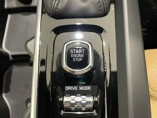 ボルボ ＸＣ６０ D4 AWD インスクリプション 熊本県 2020(令2)年 6.6万km グレー ・ワンオーナー/・スマートキー/・パノラマサンルーフ/・プッシュスタート/・CitySafety/・レーンキープエイド/・ドライバーアラート/・ロードサインインフォメーション/・ハイビームアシスト/・車間警告/・アクティブ・ペンディング・ライト/・ブラインドスポットモニター/・パーキングアシスト/・クロストラフィックアラート/・衝突回避/・クルーズコントロール(追従式)/・茶革シート/・前席パワーシート /・全席シートヒーター /・前席エアシート /・ハンドルヒーター /・純正メモリナビ/　【CD・BT・USB・AppleCarPlay・AndroidAuto】/・harman/kardonサウンドシステム/・フルセグTV/・全方位カメラ/・ETC/・ヘッドアップディスプレイ/・ドライブレコーダー(前後録画)/・パワーバックドア/・エアサスペンション/・LEDヘッドランプ/・LEDフォグランプ/・純正マット/・保証書/取説
