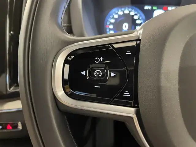ボルボ ＸＣ６０ D4 AWD インスクリプション 熊本県 2020(令2)年 6.6万km グレー ・ワンオーナー/・スマートキー/・パノラマサンルーフ/・プッシュスタート/・CitySafety/・レーンキープエイド/・ドライバーアラート/・ロードサインインフォメーション/・ハイビームアシスト/・車間警告/・アクティブ・ペンディング・ライト/・ブラインドスポットモニター/・パーキングアシスト/・クロストラフィックアラート/・衝突回避/・クルーズコントロール(追従式)/・茶革シート/・前席パワーシート /・全席シートヒーター /・前席エアシート /・ハンドルヒーター /・純正メモリナビ/　【CD・BT・USB・AppleCarPlay・AndroidAuto】/・harman/kardonサウンドシステム/・フルセグTV/・全方位カメラ/・ETC/・ヘッドアップディスプレイ/・ドライブレコーダー(前後録画)/・パワーバックドア/・エアサスペンション/・LEDヘッドランプ/・LEDフォグランプ/・純正マット/・保証書/取説
