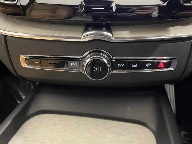 ボルボ ＸＣ６０ D4 AWD インスクリプション 熊本県 2020(令2)年 6.6万km グレー ・ワンオーナー/・スマートキー/・パノラマサンルーフ/・プッシュスタート/・CitySafety/・レーンキープエイド/・ドライバーアラート/・ロードサインインフォメーション/・ハイビームアシスト/・車間警告/・アクティブ・ペンディング・ライト/・ブラインドスポットモニター/・パーキングアシスト/・クロストラフィックアラート/・衝突回避/・クルーズコントロール(追従式)/・茶革シート/・前席パワーシート /・全席シートヒーター /・前席エアシート /・ハンドルヒーター /・純正メモリナビ/　【CD・BT・USB・AppleCarPlay・AndroidAuto】/・harman/kardonサウンドシステム/・フルセグTV/・全方位カメラ/・ETC/・ヘッドアップディスプレイ/・ドライブレコーダー(前後録画)/・パワーバックドア/・エアサスペンション/・LEDヘッドランプ/・LEDフォグランプ/・純正マット/・保証書/取説