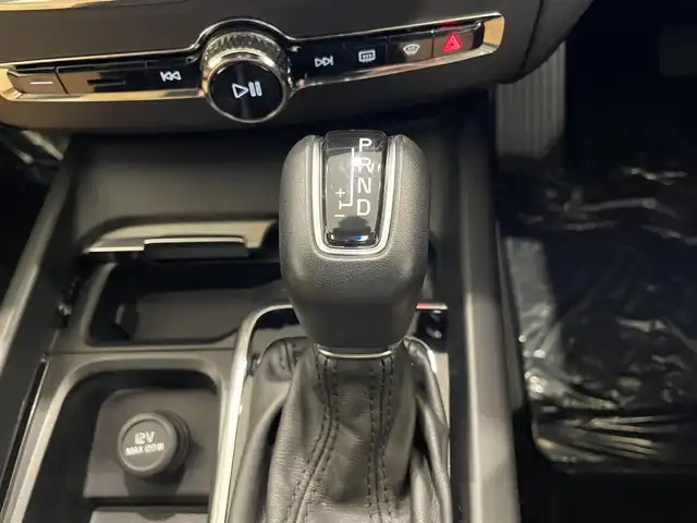 ボルボ ＸＣ６０ D4 AWD インスクリプション 熊本県 2020(令2)年 6.6万km グレー ・ワンオーナー/・スマートキー/・パノラマサンルーフ/・プッシュスタート/・CitySafety/・レーンキープエイド/・ドライバーアラート/・ロードサインインフォメーション/・ハイビームアシスト/・車間警告/・アクティブ・ペンディング・ライト/・ブラインドスポットモニター/・パーキングアシスト/・クロストラフィックアラート/・衝突回避/・クルーズコントロール(追従式)/・茶革シート/・前席パワーシート /・全席シートヒーター /・前席エアシート /・ハンドルヒーター /・純正メモリナビ/　【CD・BT・USB・AppleCarPlay・AndroidAuto】/・harman/kardonサウンドシステム/・フルセグTV/・全方位カメラ/・ETC/・ヘッドアップディスプレイ/・ドライブレコーダー(前後録画)/・パワーバックドア/・エアサスペンション/・LEDヘッドランプ/・LEDフォグランプ/・純正マット/・保証書/取説
