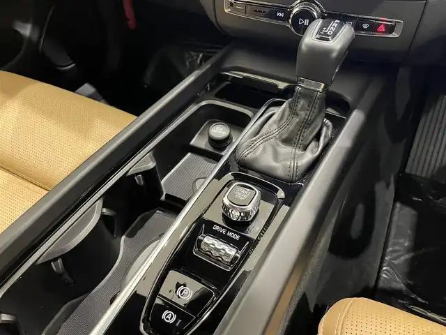 ボルボ ＸＣ６０ D4 AWD インスクリプション 熊本県 2020(令2)年 6.6万km グレー ・ワンオーナー/・スマートキー/・パノラマサンルーフ/・プッシュスタート/・CitySafety/・レーンキープエイド/・ドライバーアラート/・ロードサインインフォメーション/・ハイビームアシスト/・車間警告/・アクティブ・ペンディング・ライト/・ブラインドスポットモニター/・パーキングアシスト/・クロストラフィックアラート/・衝突回避/・クルーズコントロール(追従式)/・茶革シート/・前席パワーシート /・全席シートヒーター /・前席エアシート /・ハンドルヒーター /・純正メモリナビ/　【CD・BT・USB・AppleCarPlay・AndroidAuto】/・harman/kardonサウンドシステム/・フルセグTV/・全方位カメラ/・ETC/・ヘッドアップディスプレイ/・ドライブレコーダー(前後録画)/・パワーバックドア/・エアサスペンション/・LEDヘッドランプ/・LEDフォグランプ/・純正マット/・保証書/取説
