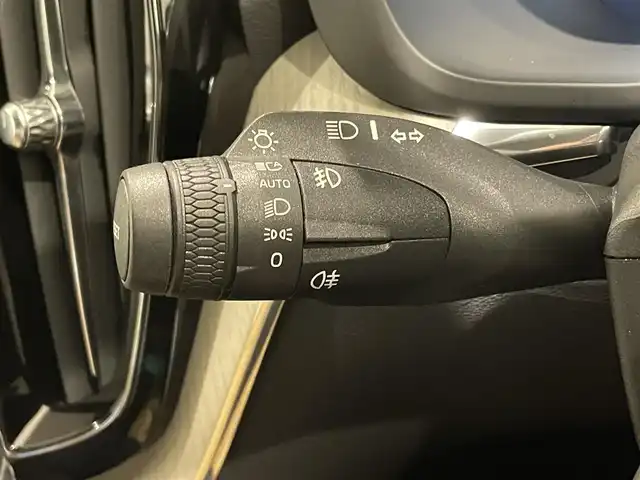ボルボ ＸＣ６０ D4 AWD インスクリプション 熊本県 2020(令2)年 6.6万km グレー ・ワンオーナー/・スマートキー/・パノラマサンルーフ/・プッシュスタート/・CitySafety/・レーンキープエイド/・ドライバーアラート/・ロードサインインフォメーション/・ハイビームアシスト/・車間警告/・アクティブ・ペンディング・ライト/・ブラインドスポットモニター/・パーキングアシスト/・クロストラフィックアラート/・衝突回避/・クルーズコントロール(追従式)/・茶革シート/・前席パワーシート /・全席シートヒーター /・前席エアシート /・ハンドルヒーター /・純正メモリナビ/　【CD・BT・USB・AppleCarPlay・AndroidAuto】/・harman/kardonサウンドシステム/・フルセグTV/・全方位カメラ/・ETC/・ヘッドアップディスプレイ/・ドライブレコーダー(前後録画)/・パワーバックドア/・エアサスペンション/・LEDヘッドランプ/・LEDフォグランプ/・純正マット/・保証書/取説