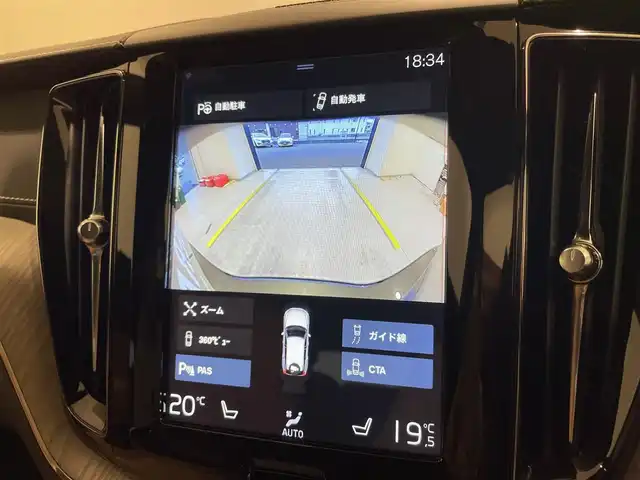 ボルボ ＸＣ６０ D4 AWD インスクリプション 熊本県 2020(令2)年 6.6万km グレー ・ワンオーナー/・スマートキー/・パノラマサンルーフ/・プッシュスタート/・CitySafety/・レーンキープエイド/・ドライバーアラート/・ロードサインインフォメーション/・ハイビームアシスト/・車間警告/・アクティブ・ペンディング・ライト/・ブラインドスポットモニター/・パーキングアシスト/・クロストラフィックアラート/・衝突回避/・クルーズコントロール(追従式)/・茶革シート/・前席パワーシート /・全席シートヒーター /・前席エアシート /・ハンドルヒーター /・純正メモリナビ/　【CD・BT・USB・AppleCarPlay・AndroidAuto】/・harman/kardonサウンドシステム/・フルセグTV/・全方位カメラ/・ETC/・ヘッドアップディスプレイ/・ドライブレコーダー(前後録画)/・パワーバックドア/・エアサスペンション/・LEDヘッドランプ/・LEDフォグランプ/・純正マット/・保証書/取説