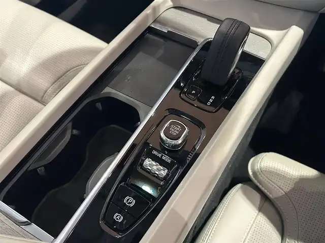 ボルボ Ｖ６０ クロスカントリー B5 AWD プロ 道央・札幌 2021(令3)年 1.7万km ベージュＭ メタリックペイント/電動パノラマガラスサンルーフ/クライメートパッケージ/　・ステアリングホイールヒーター/　・リアシートヒーター/　・ウォッシャー一体型フロントワイパー/harman/kardonサラウンド/インテリセーフ/純正HDDナビ/フルセグTV/USB/Bluetooth/360°カメラ/ワイヤレスチャージング/ナッパレザーシート/シートヒーター/シートベンチレーション/パワーテールゲート