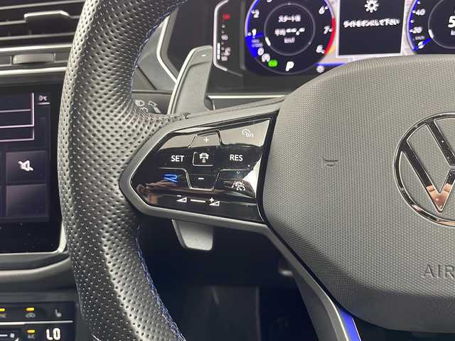 フォルクスワーゲン ティグアン R 道央・札幌 2022(令4)年 4万km パール ・４ＷＤ/・HUD/・デジタルメータークラスター/・ドライビングプロファイリングＤＣＣ/・アクティブクルーズコントロール/・純正メモリナビ/・bluetooth/・全方位カメラ/・社外ダウンサス/・社外メーター（ブースト計＆電圧計）/・ビルトインETC2.0/・パドルシフト/・オートハイビーム/・ステアリングヒーター/・前席パワーシート（ヒーター付）/・後席シートヒーター/・パワーバックドア
