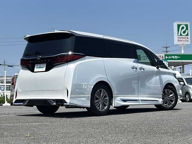 トヨタ アルファード Z 愛知県 2023(令5)年 2.1万km プラチナホワイトパールマイカ /禁煙車//モデリスタエアロパーツセット//フロントスポイラー/サイドスカート//リヤスタイリングキット//左右独立ムーンルーフ//デジタルインナーミラー//カラーヘッドアップディスプレイ//前後ドライブレコーダー(TZ-DR210)//トヨタチームメイト(アドバンストパーク/アドバンストドライブ)//TOYOTA　Safty Sense//14インチディスプレイオーディオ//フルセグTV/BT/USB/HDMI/Mira cast//TVキット//バックカメラ//ETC2.0//パノラミックビューモニター//スペアスマートキー//レーダークルーズコントロール//レザーシート//純正ドアバイザー//純正フロアマット//純正エントランスマット//革巻きステアリング//ステアリングヒーター//シートヒーター//シートベンチレーター//前後左右独立温度コントロール(フルオートエアコン)//LEDムードランプ//SRSエアバッグ//保証書//取扱説明書