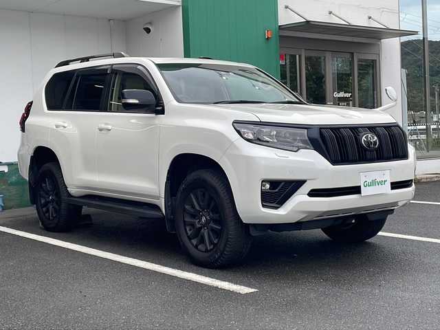 トヨタ ランドクルーザー プラド TX Lパッケージ マットブラED 京都府 2022(令4)年 1.5万km ホワイトパールクリスタルシャイン アルパイン9インチナビ　DVD再生　フルセグ　Bluetoothオーディオ　HDMI　バックカメラ　サンルーフ　ルーフレール　ベージュ革シート　シートベンチレーター　7人乗り　レーダークルーズ　禁煙車