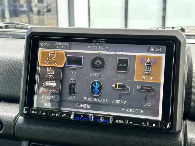 スズキ ジムニー シエラ JC 大阪府 2023(令5)年 1.8万km ピュアホワイトP 社外９インチナビ（アルパイン製）　/ビルトインＥＴＣ2.0　/バックカメラ　/前後ドライブレコーダー　/純正フロアマット　/クルーズコントロール　/シートヒーター　/純正１５インチアルミホイール　/デュアルセンサーブレーキサポート/HDMI接続/背面スペアタイヤ/LEDヘッドライト/ワンオーナー