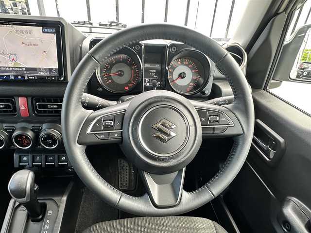 スズキ ジムニー シエラ JC 大阪府 2023(令5)年 1.8万km ピュアホワイトP 社外９インチナビ（アルパイン製）　/ビルトインＥＴＣ2.0　/バックカメラ　/前後ドライブレコーダー　/純正フロアマット　/クルーズコントロール　/シートヒーター　/純正１５インチアルミホイール　/デュアルセンサーブレーキサポート/HDMI接続/背面スペアタイヤ/LEDヘッドライト/ワンオーナー