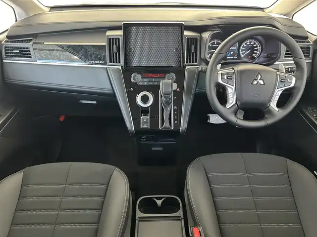 三菱 デリカＤ：５ シャモニー 大阪府 2025(令7)年 0.1千km ホワイトダイヤモンド 三菱e-Assist/　・衝突被害軽減ブレーキ　FCM/　・車線逸脱警報システム　LDW/　。レーダークルーズコントロール　ACC/　・オートマチックハイビーム　AHB/　。後側方車両検知警報システム　BSW/　・誤発進抑制機能/バックカメラ/両側パワースライドドア/パワーバックドア/LEDオートライト/フォグランプ/パドルシフト/ステアリングヒーター/革巻きステアリング/スマートキー/電子パーキング/ブレーキホールド/電動格納ウィンカーミラー