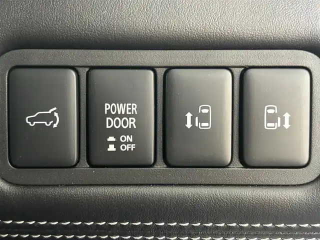 三菱 デリカＤ：５ シャモニー 大阪府 2025(令7)年 0.1千km ホワイトダイヤモンド 三菱e-Assist/　・衝突被害軽減ブレーキ　FCM/　・車線逸脱警報システム　LDW/　。レーダークルーズコントロール　ACC/　・オートマチックハイビーム　AHB/　。後側方車両検知警報システム　BSW/　・誤発進抑制機能/バックカメラ/両側パワースライドドア/パワーバックドア/LEDオートライト/フォグランプ/パドルシフト/ステアリングヒーター/革巻きステアリング/スマートキー/電子パーキング/ブレーキホールド/電動格納ウィンカーミラー