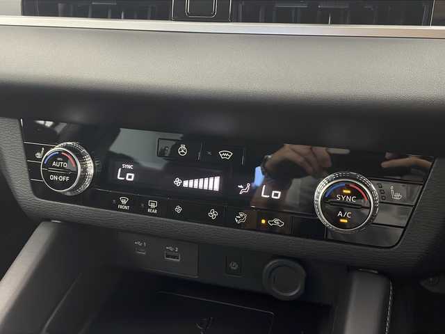 三菱 アウトランダー ＰＨＥＶ G 栃木県 2023(令5)年 0.6万km ホワイトダイヤモンド ワンオーナー/純正ナビ/（AM/FM/USB/Bluetooth/フルセグTV）/アラウンドビューモニター/クルーズコントロール追従あり/横滑り防止/パドルシフト/ハンドルアシスト/レーンキープ/前方衝突防止支援/後方衝突防止支援/踏み間違い衝突防止アシスト/パーキングアシスト/パワーバックドア/オートホールド/ハンドルヒーター/シートヒーター（運転席/助手席）/置くだけ充電/ETC/オートライト/オートマチックハイビーム/フォグランプ/電格ミラー/スペアキー×１/POWERモード/ECOモード/NORMALモード/TARMACモード/GRAVELモード/SNOWモード/MUDモード/保証書/取扱説明書/充電ケーブルあり
