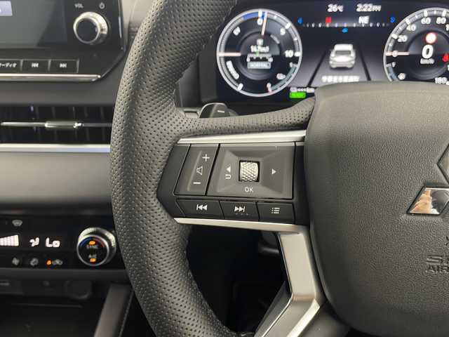 三菱 アウトランダー ＰＨＥＶ G 栃木県 2023(令5)年 0.6万km ホワイトダイヤモンド ワンオーナー/純正ナビ/（AM/FM/USB/Bluetooth/フルセグTV）/アラウンドビューモニター/クルーズコントロール追従あり/横滑り防止/パドルシフト/ハンドルアシスト/レーンキープ/前方衝突防止支援/後方衝突防止支援/踏み間違い衝突防止アシスト/パーキングアシスト/パワーバックドア/オートホールド/ハンドルヒーター/シートヒーター（運転席/助手席）/置くだけ充電/ETC/オートライト/オートマチックハイビーム/フォグランプ/電格ミラー/スペアキー×１/POWERモード/ECOモード/NORMALモード/TARMACモード/GRAVELモード/SNOWモード/MUDモード/保証書/取扱説明書/充電ケーブルあり