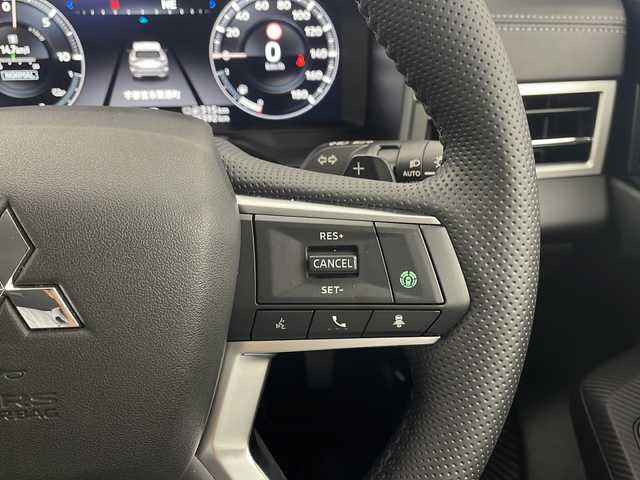 三菱 アウトランダー ＰＨＥＶ G 栃木県 2023(令5)年 0.6万km ホワイトダイヤモンド ワンオーナー/純正ナビ/（AM/FM/USB/Bluetooth/フルセグTV）/アラウンドビューモニター/クルーズコントロール追従あり/横滑り防止/パドルシフト/ハンドルアシスト/レーンキープ/前方衝突防止支援/後方衝突防止支援/踏み間違い衝突防止アシスト/パーキングアシスト/パワーバックドア/オートホールド/ハンドルヒーター/シートヒーター（運転席/助手席）/置くだけ充電/ETC/オートライト/オートマチックハイビーム/フォグランプ/電格ミラー/スペアキー×１/POWERモード/ECOモード/NORMALモード/TARMACモード/GRAVELモード/SNOWモード/MUDモード/保証書/取扱説明書/充電ケーブルあり
