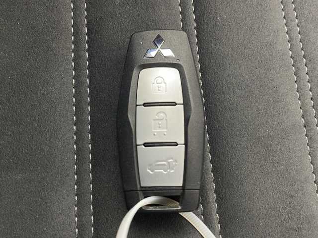 三菱 アウトランダー ＰＨＥＶ G 栃木県 2023(令5)年 0.6万km ホワイトダイヤモンド ワンオーナー/純正ナビ/（AM/FM/USB/Bluetooth/フルセグTV）/アラウンドビューモニター/クルーズコントロール追従あり/横滑り防止/パドルシフト/ハンドルアシスト/レーンキープ/前方衝突防止支援/後方衝突防止支援/踏み間違い衝突防止アシスト/パーキングアシスト/パワーバックドア/オートホールド/ハンドルヒーター/シートヒーター（運転席/助手席）/置くだけ充電/ETC/オートライト/オートマチックハイビーム/フォグランプ/電格ミラー/スペアキー×１/POWERモード/ECOモード/NORMALモード/TARMACモード/GRAVELモード/SNOWモード/MUDモード/保証書/取扱説明書/充電ケーブルあり