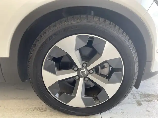 ボルボ ボルボ ＸＣ４０ アルティメット B4 AWDダークED 熊本県 2023(令5)年 1.7万km パール 純正ナビ/Bluetooth接続/バックカメラ/スマートキー/プッシュスタート/ETC/前後ドライブレコーダー/harman/kardonサウンド/D席/N席パワーシート/ハーフレザーシート/シートヒーター/ステアリングヒーター/アダプティブクルーズコントロール/衝突被害軽減ブレーキ/パークアシスト/リアクロストラフィックアラート/ブラインドスポットモニター/ドライバーアシスタンス/レーンアシスタンス/Pilot Assist/純正LEDヘッドライト/純正LEDフォグランプ/パワーバックドア