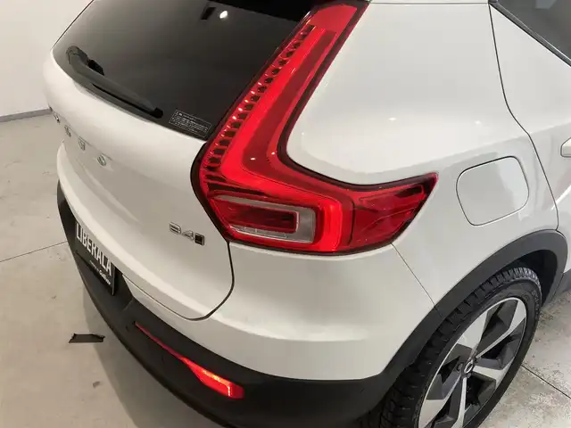 ボルボ ボルボ ＸＣ４０ アルティメット B4 AWDダークED 熊本県 2023(令5)年 1.7万km パール 純正ナビ/Bluetooth接続/バックカメラ/スマートキー/プッシュスタート/ETC/前後ドライブレコーダー/harman/kardonサウンド/D席/N席パワーシート/ハーフレザーシート/シートヒーター/ステアリングヒーター/アダプティブクルーズコントロール/衝突被害軽減ブレーキ/パークアシスト/リアクロストラフィックアラート/ブラインドスポットモニター/ドライバーアシスタンス/レーンアシスタンス/Pilot Assist/純正LEDヘッドライト/純正LEDフォグランプ/パワーバックドア