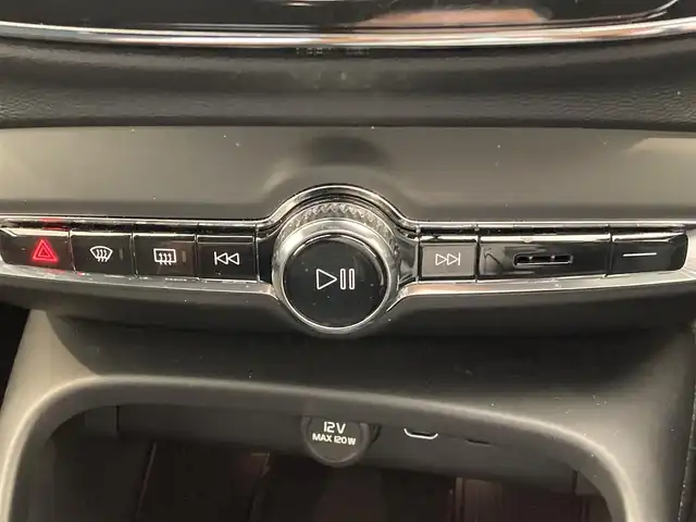 ボルボ ボルボ ＸＣ４０ アルティメット B4 AWDダークED 熊本県 2023(令5)年 1.7万km パール 純正ナビ/Bluetooth接続/バックカメラ/スマートキー/プッシュスタート/ETC/前後ドライブレコーダー/harman/kardonサウンド/D席/N席パワーシート/ハーフレザーシート/シートヒーター/ステアリングヒーター/アダプティブクルーズコントロール/衝突被害軽減ブレーキ/パークアシスト/リアクロストラフィックアラート/ブラインドスポットモニター/ドライバーアシスタンス/レーンアシスタンス/Pilot Assist/純正LEDヘッドライト/純正LEDフォグランプ/パワーバックドア