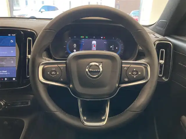 ボルボ ボルボ ＸＣ４０ アルティメット B4 AWDダークED 熊本県 2023(令5)年 1.7万km パール 純正ナビ/Bluetooth接続/バックカメラ/スマートキー/プッシュスタート/ETC/前後ドライブレコーダー/harman/kardonサウンド/D席/N席パワーシート/ハーフレザーシート/シートヒーター/ステアリングヒーター/アダプティブクルーズコントロール/衝突被害軽減ブレーキ/パークアシスト/リアクロストラフィックアラート/ブラインドスポットモニター/ドライバーアシスタンス/レーンアシスタンス/Pilot Assist/純正LEDヘッドライト/純正LEDフォグランプ/パワーバックドア
