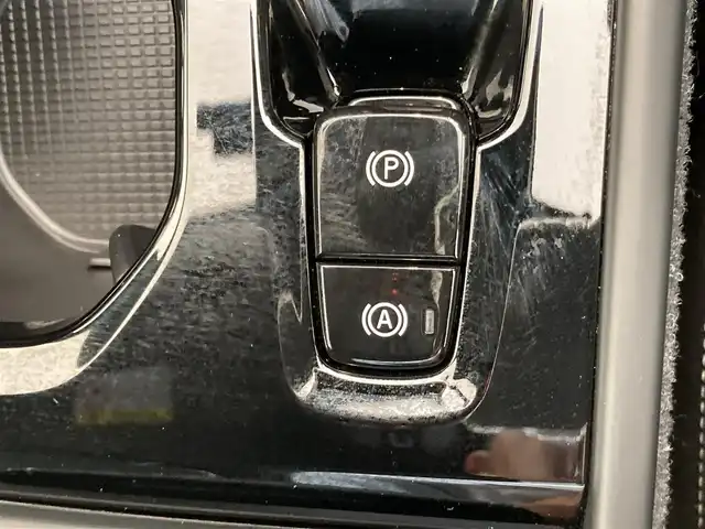 ボルボ ボルボ ＸＣ４０ アルティメット B4 AWDダークED 熊本県 2023(令5)年 1.7万km パール 純正ナビ/Bluetooth接続/バックカメラ/スマートキー/プッシュスタート/ETC/前後ドライブレコーダー/harman/kardonサウンド/D席/N席パワーシート/ハーフレザーシート/シートヒーター/ステアリングヒーター/アダプティブクルーズコントロール/衝突被害軽減ブレーキ/パークアシスト/リアクロストラフィックアラート/ブラインドスポットモニター/ドライバーアシスタンス/レーンアシスタンス/Pilot Assist/純正LEDヘッドライト/純正LEDフォグランプ/パワーバックドア