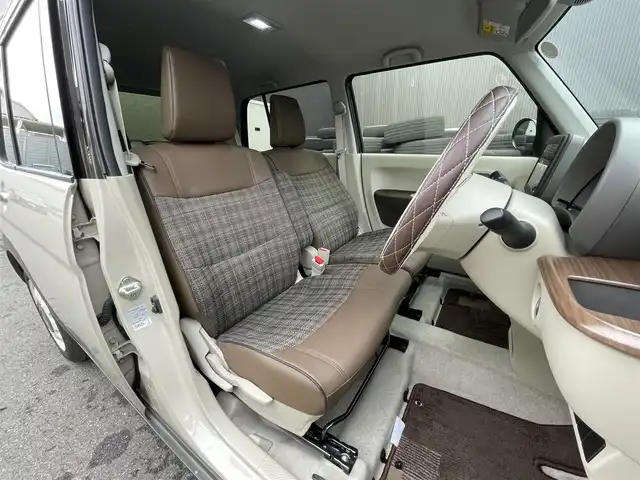 スズキ ラパン ＬＣ X 滋賀県 2024(令6)年 1.8万km フォーンベージュメタリック/アーバンブラウン 2トーン 純正7インチディスプレイオーディオ/【Bluetooth/USB】/バックカメラ/リアソナー/レーンキープアシスト/衝突軽減ブレーキ/LEDヘッドライト/オートマチックハイビーム/純正フロアマット/ビルトインETC/D/Nシートヒーター/プッシュスタート/スマートキー/ステアリングリモコン