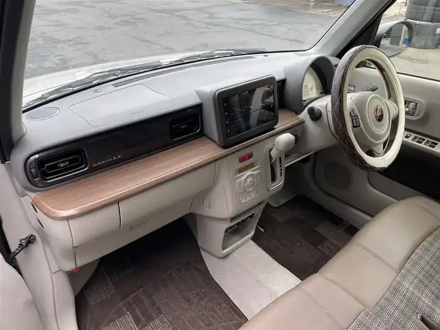 スズキ ラパン ＬＣ X 滋賀県 2024(令6)年 1.8万km フォーンベージュメタリック/アーバンブラウン 2トーン 純正7インチディスプレイオーディオ/【Bluetooth/USB】/バックカメラ/リアソナー/レーンキープアシスト/衝突軽減ブレーキ/LEDヘッドライト/オートマチックハイビーム/純正フロアマット/ビルトインETC/D/Nシートヒーター/プッシュスタート/スマートキー/ステアリングリモコン