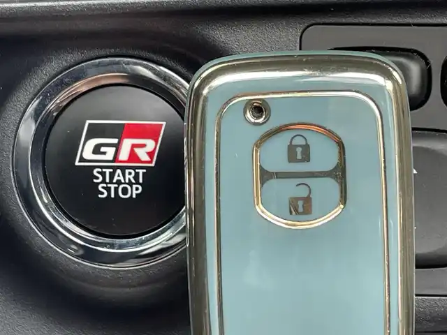 トヨタ アクア G GRスポーツ 兵庫県 2018(平30)年 4.6万km ホワイトパールクリスタルシャイン 純正9インチナビ/Bluetooth接続/フルセグ/バックカメラ/ETC/シートヒーター/ハーフレザーシート/LEDヘッドライト/オートハイビーム/衝突軽減ブレーキ/純正フロアマット/レーンキープアシスト/スマートキー