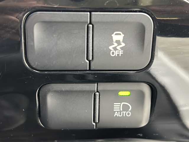 トヨタ プリウス S ツーリングセレクション 宮城県 2016(平28)年 7.5万km ホワイトパールクリスタルシャイン 禁煙車/モデリスタエアロ（F.S.R）/トヨタセーフティーセンス/・プリクラッシュセーフティーシステム/・レーダークルーズコントロール/・レーンディバ―チャーアラート/・レーントレーシングアシスト/・オートマチックハイビーム/前席シートヒーター/純正7インチＳＤナビ/（BT.AM.FM.CD.DVD.SD）/バックカメラ/フルセグテレビ/ビルトインETC/革巻きステアリング/ステアリングスイッチ/プッシュスタートスマートキー/合皮シート/純正フロアマット/純正ドアバイザー/LEDヘッドライト/LEDフォグランプ/社外19インチアルミホイール/ダウンサス/アイドリングストップ/横滑り防止機能