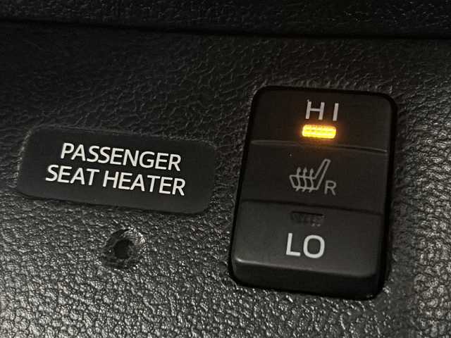 トヨタ プリウス S ツーリングセレクション 宮城県 2016(平28)年 7.5万km ホワイトパールクリスタルシャイン 禁煙車/モデリスタエアロ（F.S.R）/トヨタセーフティーセンス/・プリクラッシュセーフティーシステム/・レーダークルーズコントロール/・レーンディバ―チャーアラート/・レーントレーシングアシスト/・オートマチックハイビーム/前席シートヒーター/純正7インチＳＤナビ/（BT.AM.FM.CD.DVD.SD）/バックカメラ/フルセグテレビ/ビルトインETC/革巻きステアリング/ステアリングスイッチ/プッシュスタートスマートキー/合皮シート/純正フロアマット/純正ドアバイザー/LEDヘッドライト/LEDフォグランプ/社外19インチアルミホイール/ダウンサス/アイドリングストップ/横滑り防止機能