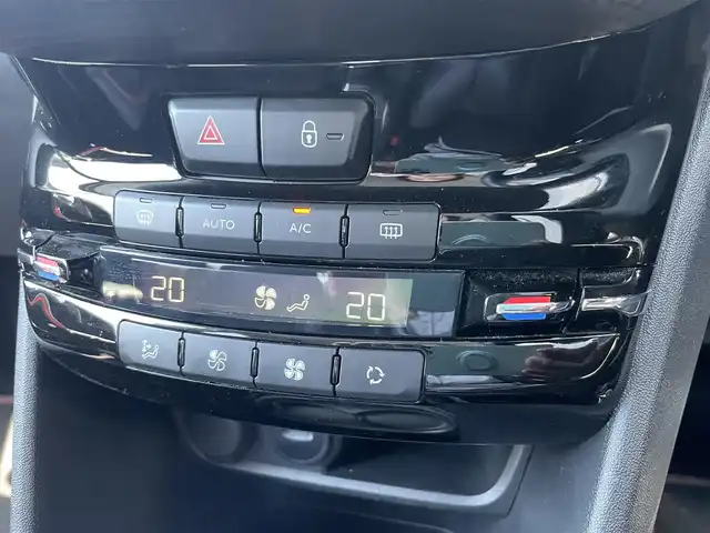 プジョー ２００８ GTライン 静岡県 2017(平29)年 4.9万km パール 純正ナビ　/衝突軽減ブレーキ　/クルーズコントロール　/バックカメラ　/ＨＩＤヘッドライト　/リアセンサー　/リモコンキー/オートライト　/前後ドライブレコーダー　/ＥＴＣ　
