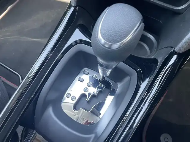 プジョー ２００８ GTライン 静岡県 2017(平29)年 4.9万km パール 純正ナビ　/衝突軽減ブレーキ　/クルーズコントロール　/バックカメラ　/ＨＩＤヘッドライト　/リアセンサー　/リモコンキー/オートライト　/前後ドライブレコーダー　/ＥＴＣ　