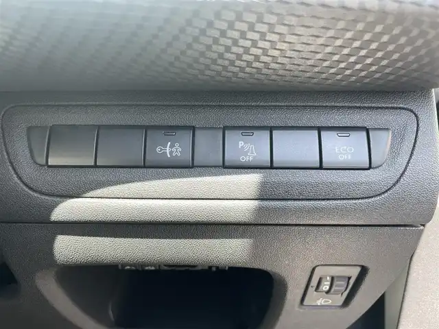 プジョー ２００８ GTライン 静岡県 2017(平29)年 4.9万km パール 純正ナビ　/衝突軽減ブレーキ　/クルーズコントロール　/バックカメラ　/ＨＩＤヘッドライト　/リアセンサー　/リモコンキー/オートライト　/前後ドライブレコーダー　/ＥＴＣ　
