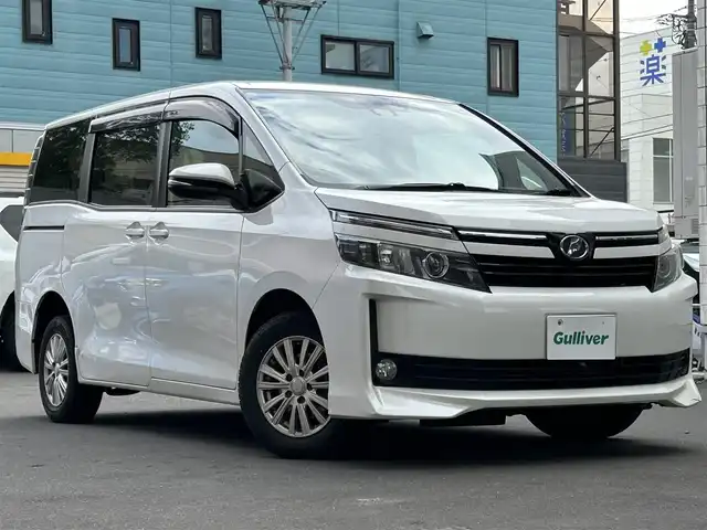 トヨタ ヴォクシー X 道央・札幌 2016(平28)年 8.5万km ホワイトパールクリスタルシャイン ４WD /バックカメラ/ドライブレコーダー（前後）/純正ナビ(TV/BT/FM/AM/CD/DVD)/ステアリングスイッチ/純正フロアマット/純正ドアバイザー/電格ミラー/オートライト/ETC/プリクラッシュセーフティ/オートハイビーム/横滑り防止/ワイパーデアイサー
