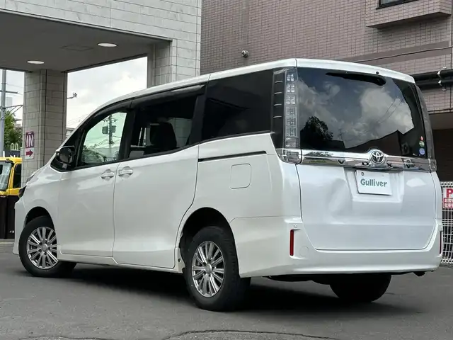 トヨタ ヴォクシー X 道央・札幌 2016(平28)年 8.5万km ホワイトパールクリスタルシャイン ４WD /バックカメラ/ドライブレコーダー（前後）/純正ナビ(TV/BT/FM/AM/CD/DVD)/ステアリングスイッチ/純正フロアマット/純正ドアバイザー/電格ミラー/オートライト/ETC/プリクラッシュセーフティ/オートハイビーム/横滑り防止/ワイパーデアイサー