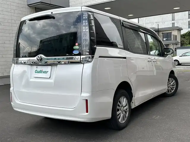 トヨタ ヴォクシー X 道央・札幌 2016(平28)年 8.5万km ホワイトパールクリスタルシャイン ４WD /バックカメラ/ドライブレコーダー（前後）/純正ナビ(TV/BT/FM/AM/CD/DVD)/ステアリングスイッチ/純正フロアマット/純正ドアバイザー/電格ミラー/オートライト/ETC/プリクラッシュセーフティ/オートハイビーム/横滑り防止/ワイパーデアイサー