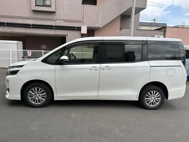 トヨタ ヴォクシー X 道央・札幌 2016(平28)年 8.5万km ホワイトパールクリスタルシャイン ４WD /バックカメラ/ドライブレコーダー（前後）/純正ナビ(TV/BT/FM/AM/CD/DVD)/ステアリングスイッチ/純正フロアマット/純正ドアバイザー/電格ミラー/オートライト/ETC/プリクラッシュセーフティ/オートハイビーム/横滑り防止/ワイパーデアイサー
